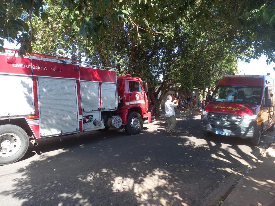 Foto 2 de 7 — Bombeiros controlam fogo em outra residência em Araraquara